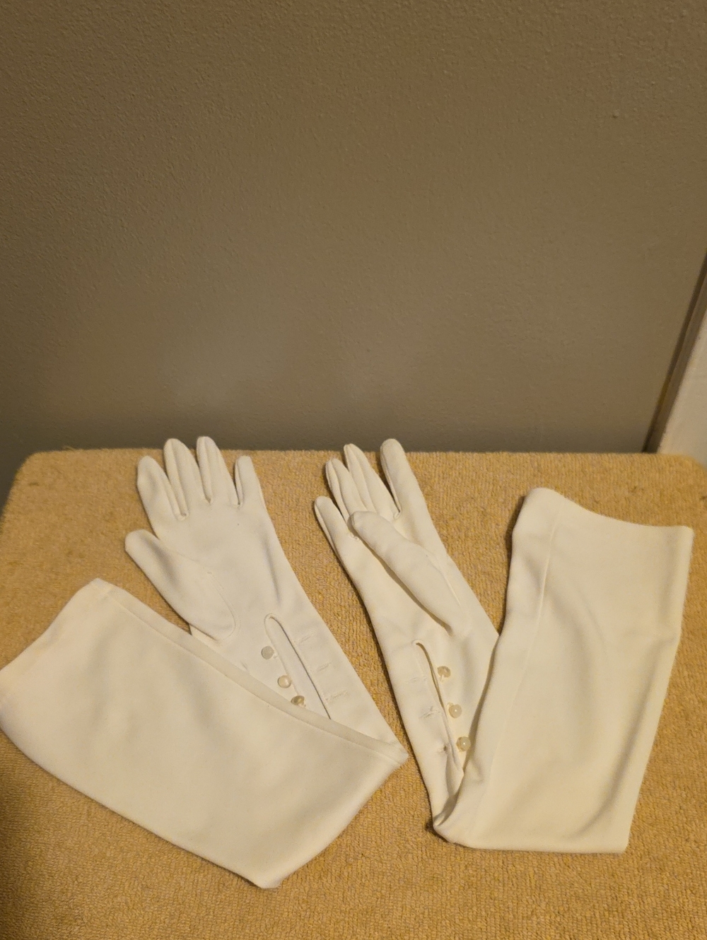 Long White Formal Gloves with Button Detail -Inv.528